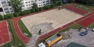 Kelmėje įrengiama nauja sporto aikštė su dirbtinės žolės danga