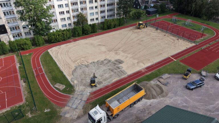 Universalios lauko sporto aikštės įrengimo darbai/Kelmės raj.sav.nuotr.