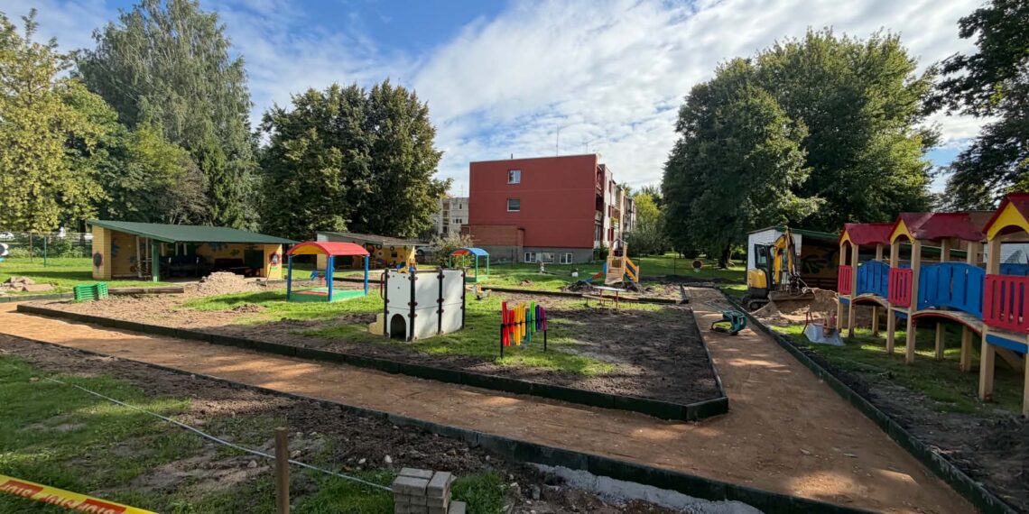 Jurbarkų darželyje-mokykloje remontuojamas pėsčiųjų takas/Jurbarko raj.sav.nuotr.