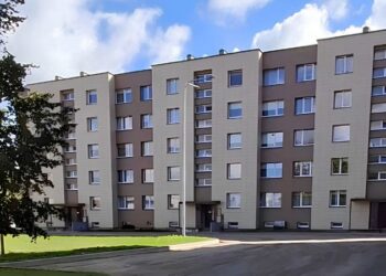 Joniškyje atliekami daugiabučių gyvenamųjų namų kiemų remonto darbai