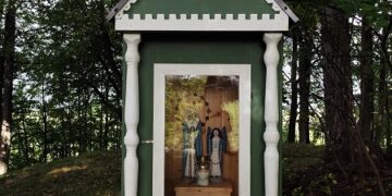Kretingos rajono senosiose kapinėse atnaujinami senieji kryžiai ir koplytėlės