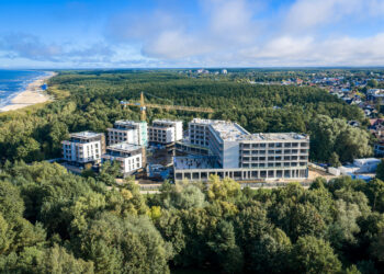 Palangoje statomas „Palanga Marriott Resort & Spa“ pasiekė aukščiausią tašką – iškeltas vainikas