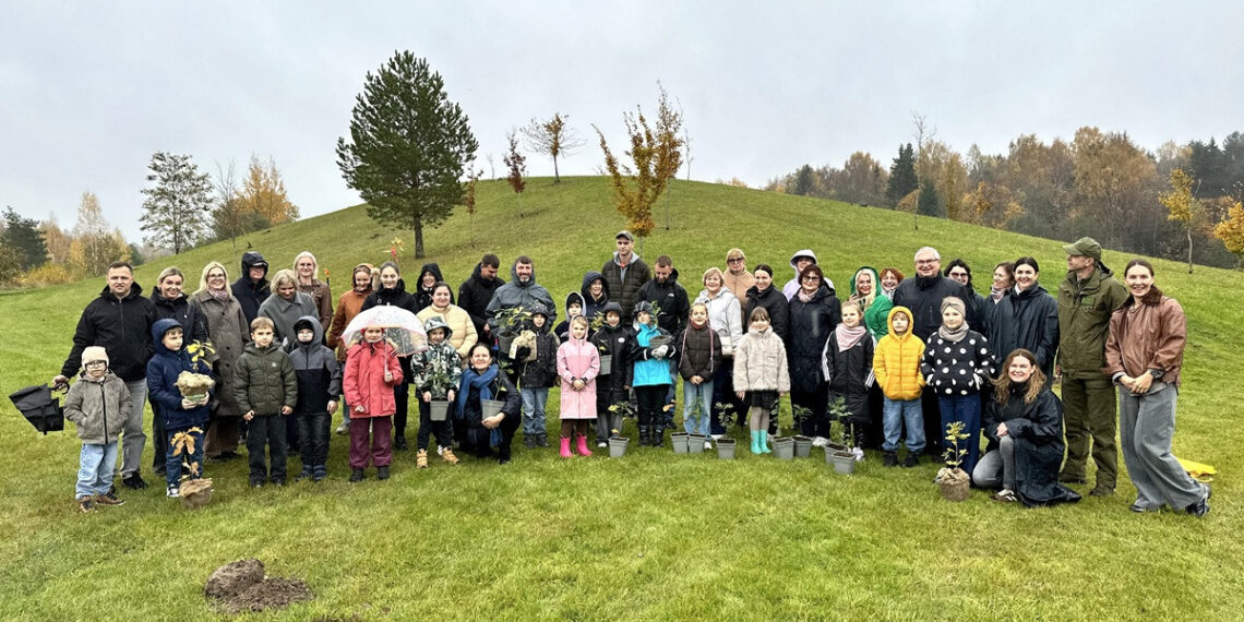 Sodinami pirmokams dovanoti ąžuoliukai/Mažeikių raj.sav.nuotr.