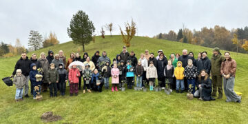 Sodinami pirmokams dovanoti ąžuoliukai/Mažeikių raj.sav.nuotr.