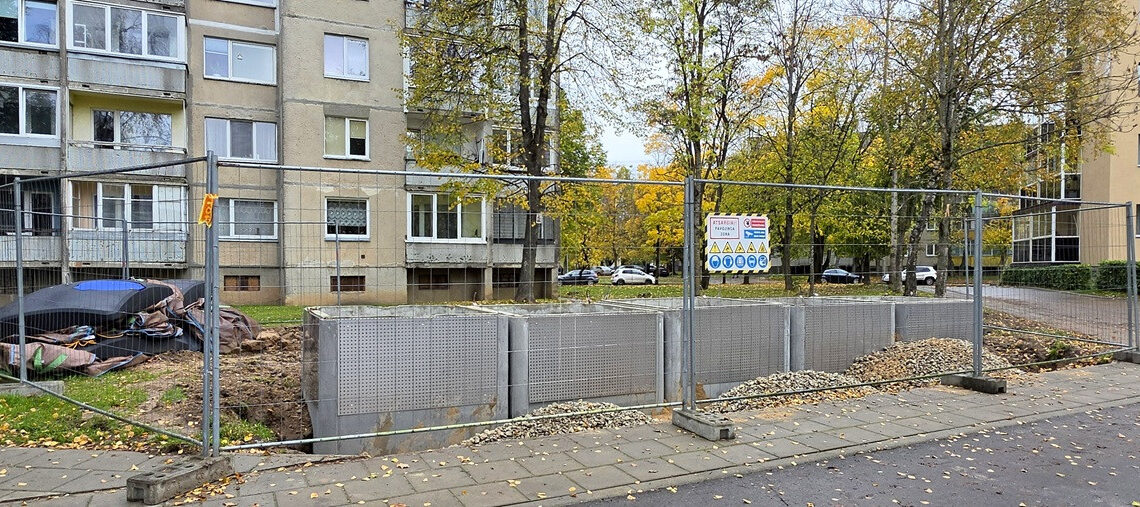 Įrengiamos dvi naujos pusiau požeminių konteinerių aikštelės/Mažeikių raj.sav.nuotr.