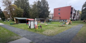 Jurbarkų darželyje-mokykloje užbaigti aplinkos gerinimo darbai – atnaujintas pėsčiųjų takas