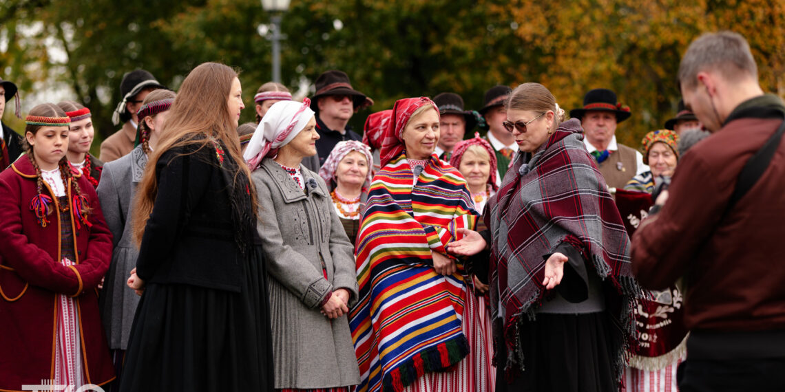Lankėsi kūrybinė grupė, rengianti dokumentinę apybraižą apie žemaičių dounininkų dainavimo tradiciją/Telšių raj.sav.nuotr.